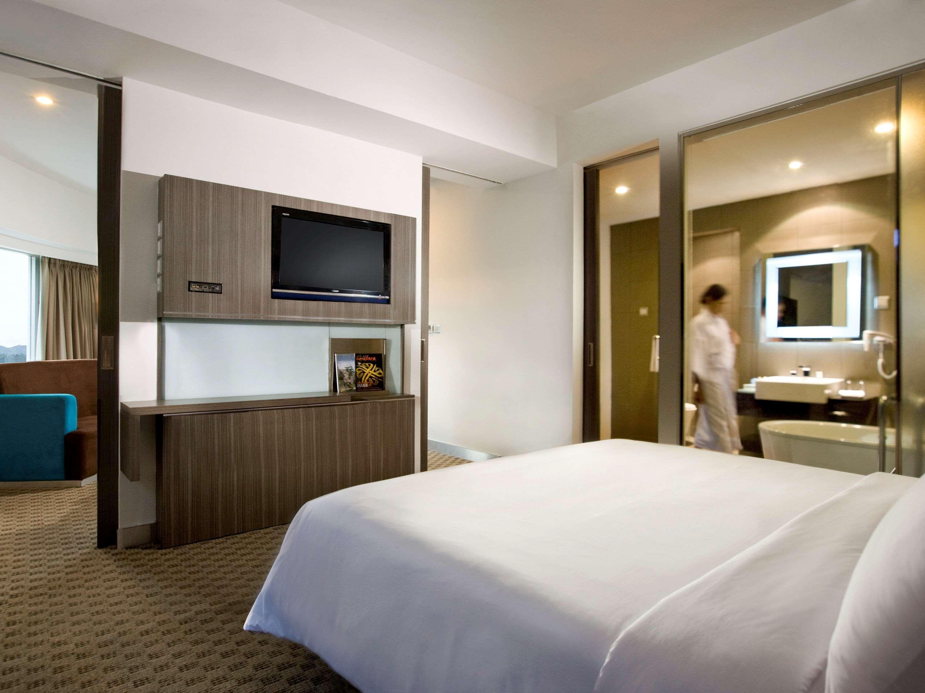 Novotel Bangka Hotel & Convention Center Pangkal Pinang Exterior foto