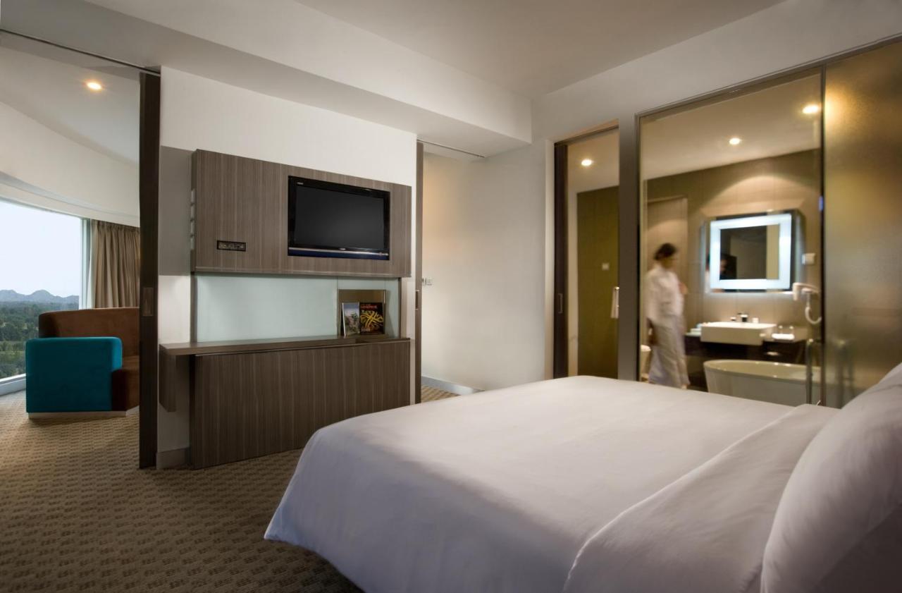 Novotel Bangka Hotel & Convention Center Pangkal Pinang Exterior foto